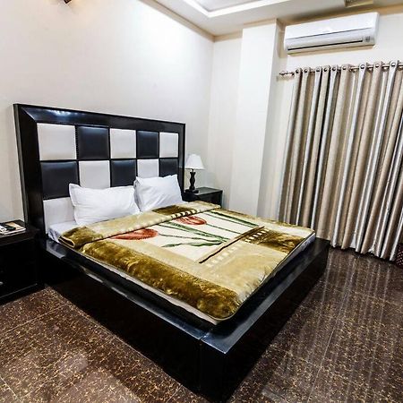 Midway Hotel & Restaurant Sadiqabad Zewnętrze zdjęcie