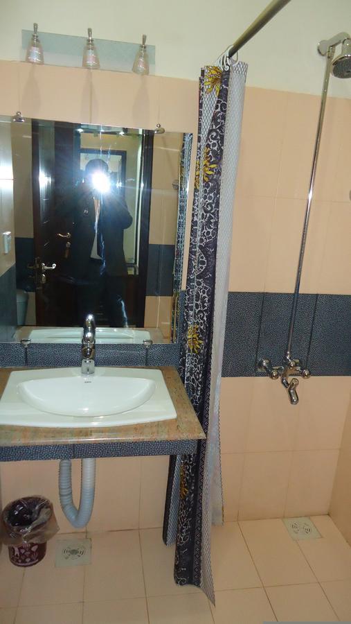 Midway Hotel & Restaurant Sadiqabad Zewnętrze zdjęcie