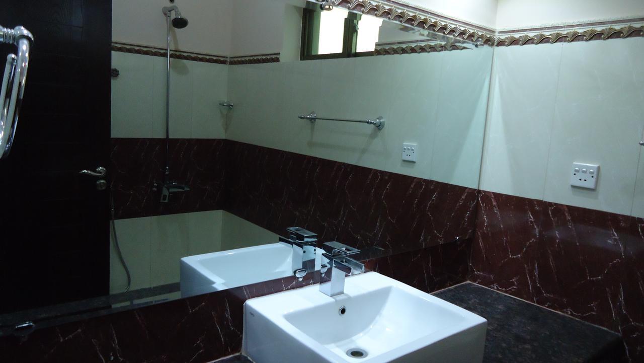 Midway Hotel & Restaurant Sadiqabad Zewnętrze zdjęcie