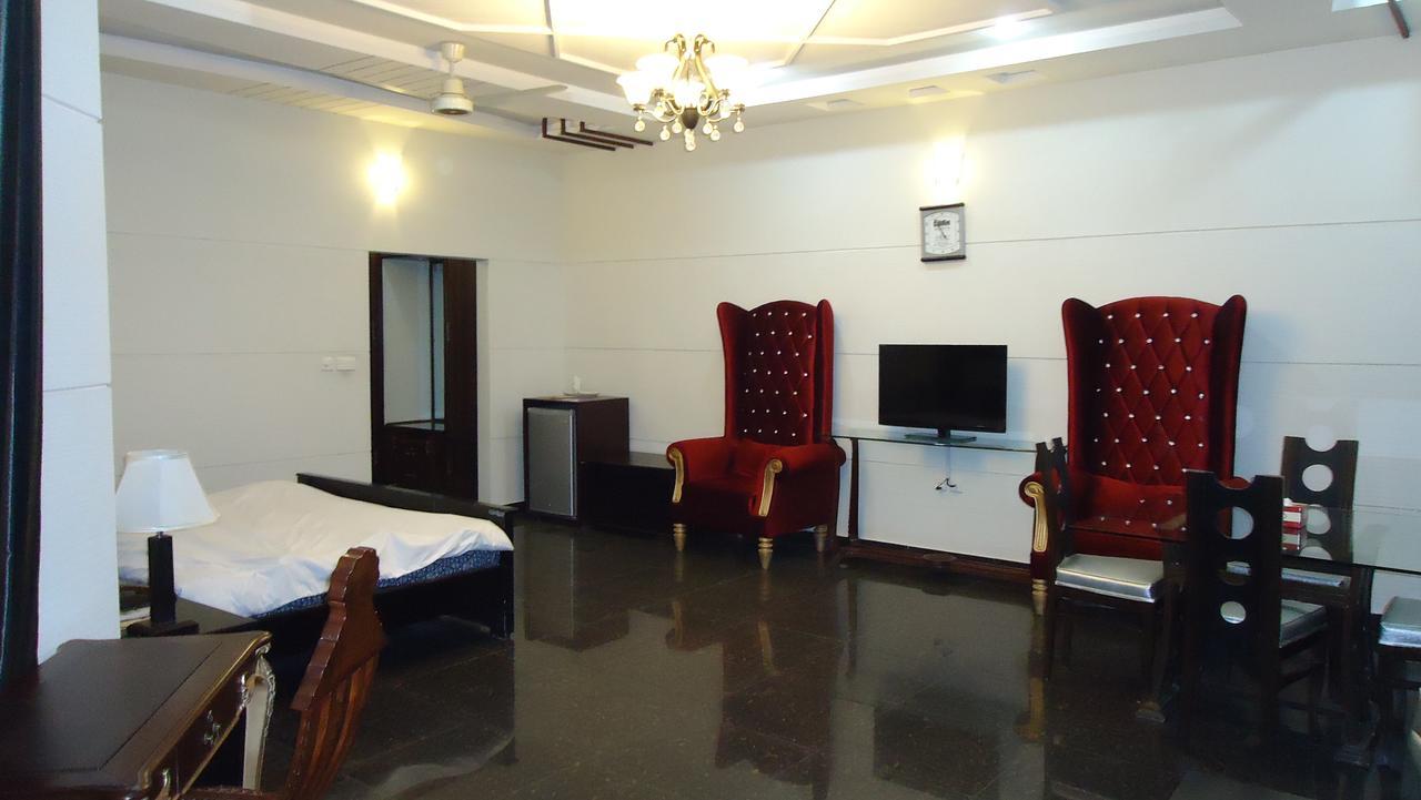 Midway Hotel & Restaurant Sadiqabad Zewnętrze zdjęcie
