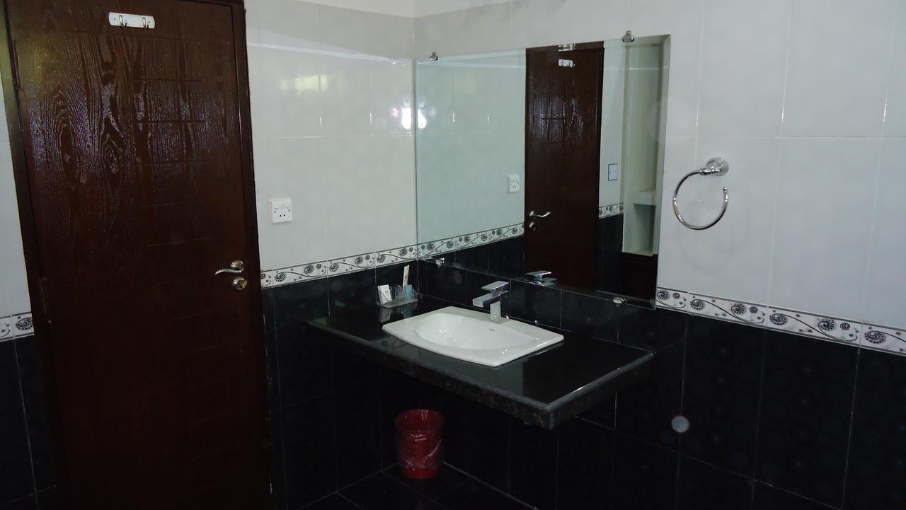 Midway Hotel & Restaurant Sadiqabad Zewnętrze zdjęcie
