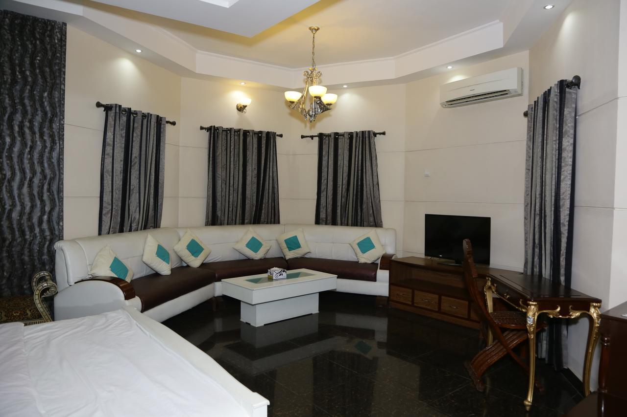 Midway Hotel & Restaurant Sadiqabad Zewnętrze zdjęcie