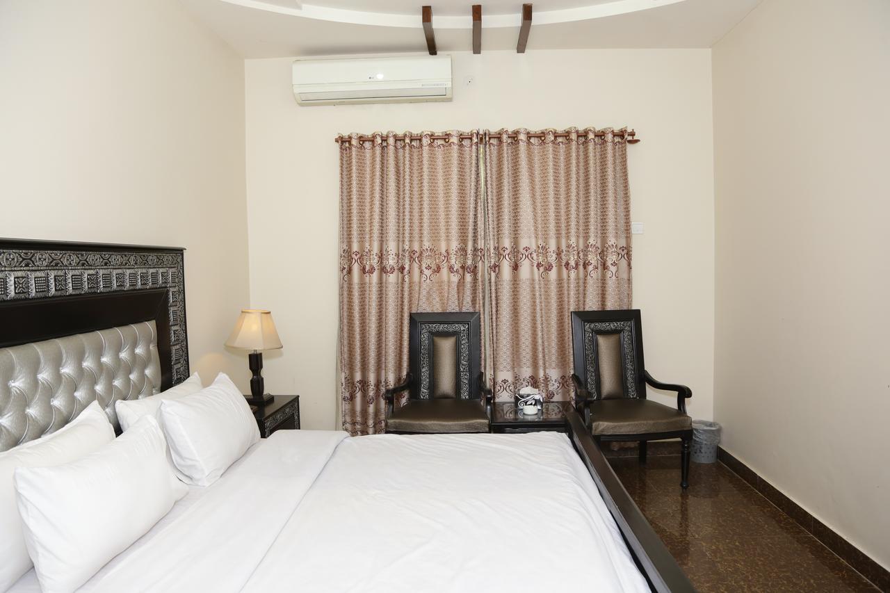 Midway Hotel & Restaurant Sadiqabad Zewnętrze zdjęcie